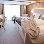 Hotel & Madlochblick Lech am Arlberg